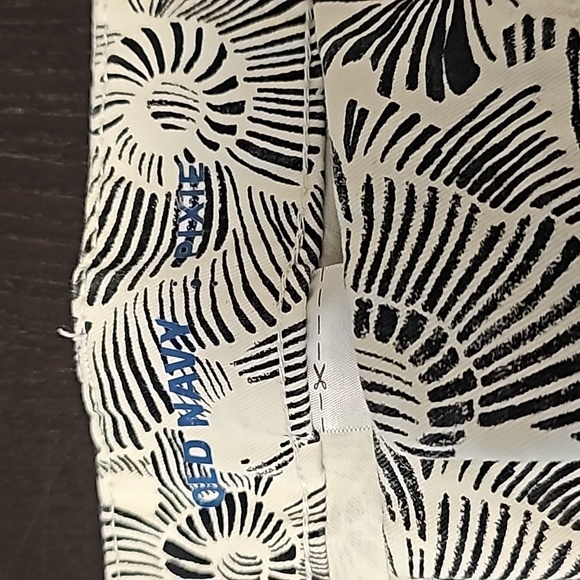 OLD NAVY Pixie Fit Short - Picture 2 of 6